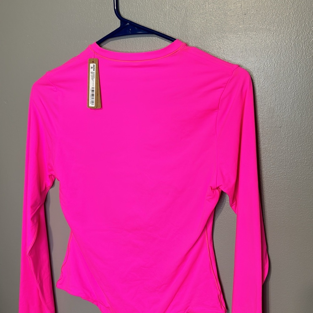 Fits everybody long sleeve crewneck bodysuit by skins neon pink is the color - Picture 3 of 4